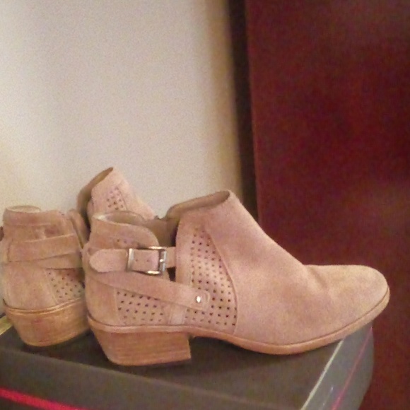 Women's Vince Camuto Pamma Foxy Suede Block Heel Booties. Size 8M. Color Tan. - Picture 3 of 7
